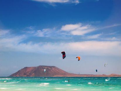 Kitesurfistas en Fuerteventura.