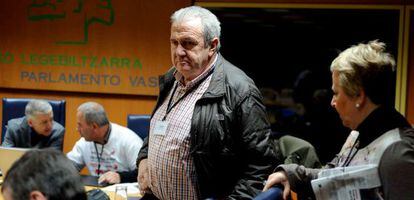 Afectados por las subordinadas de Fagor y Eroski, este jueves, en el Parlamento.