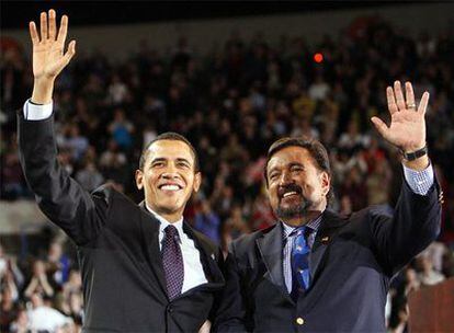 Barack Obama (izquierda) y Bill Richardson, durante el acto en el que el gobernador de Nuevo México anunció su apoyo al senador.