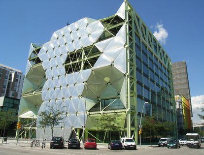 Edificio Media-Tic de Barcelona, diseñado por PGI Engineering para ser el núcleo de unión entre los clusters Media y TIC del distrito tecnológico 22@Barcelona.