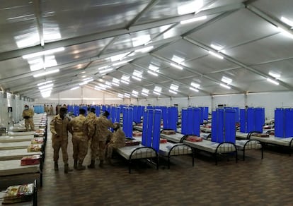Soldados qataríes se reúnen en un hospital de campaña donado por Qatar para atender pacientes de Covid-19, el martes 13 de julio en la localidad de Ben Arous, al sur de la capital.