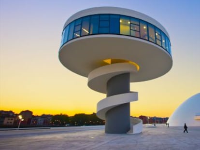 El Centro Niemeyer de Avilés, única obra en España del arquitecto brasileño Oscar Niemeyer, recién fallecido.