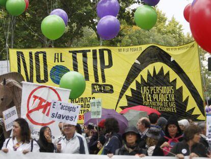 Detalle de una pancarta durante la manifestaci&oacute;n covocada hoy en Madrid, contra la pobreza, la desigualdad y el TTIP. 