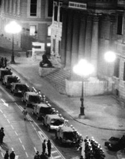 Vehículos de la Policía Militar vigilan el exterior del Congreso la noche del golpe.