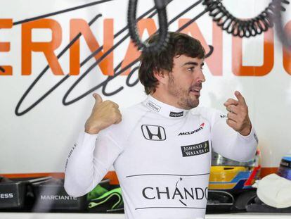 Fernando Alonso, antes de la primera sesión de entrenamientos en Sepang.