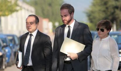 Óscar Clavell (en el centro), a su entrada en el juzgado de Nules.