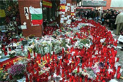 Miles de velas se han ido acumulando durante esta semana en el exterior de la estación de Atocha, rodeando la entrada a la misma.