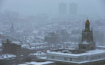 El centro de Boston se ha despertado envuelto en una capa de más de 40 centímetros de nieve.