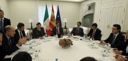 El ministro de Industria español, José Manuel Soria (d), y el de desarrollo económico italiano, Corrado Passera (i), acompañados de sus respectivas delegaciones durante la reunión de trabajo que han mantenido hoy en el palacio de la Moncloa dentro de la XVII cumbre cumbre hispano-italiana.