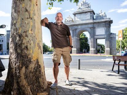 Enrique Moreno, retratado delante de la Puerta de Toledo, vendió su piso de La Latina porque no aguantaba las molestias de un piso turístico.