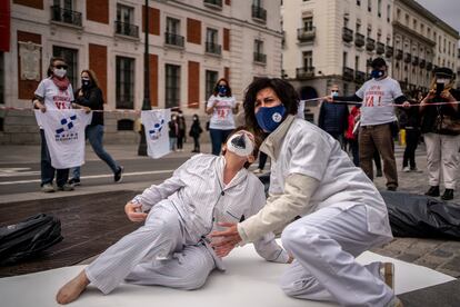 Accion de denuncia en la Puerta del Sol, Madrid, por la muerte de personas mayores en residencia durante la primera ola del covid.