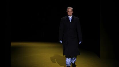 El actor Kyle MacLachlan abre el desfile de otoño/invierno 2022 de la firma italiana Prada, en Milán, el 16 de enero de 2022.