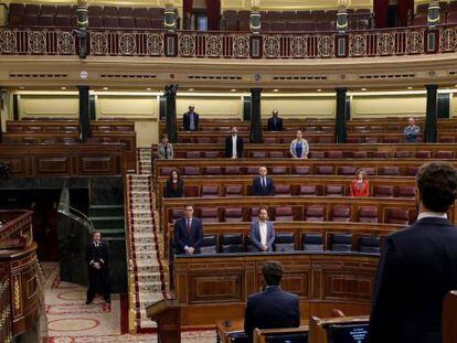 El presidente del Gobierno, Pedro Sánchez (izquierda, abajo); el vicepresidente segundo, Pablo Iglesias (segundo por la izquierda, abajo), yel líder de la oposición, Pablo Casado (enfrente, de espaldas) en el Congreso de los Diputados.