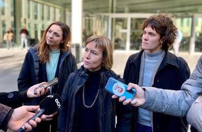 Las abogadas Mireia Salazar, Sònia Olivella y Laia Serra, el 31 de enero en la Ciutat de la Justícia de Barcelona, el martes.