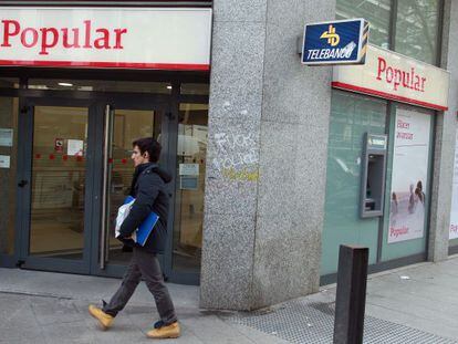 Una sucursal de Banco Popular en Madrid con la nueva imagen corporativa.