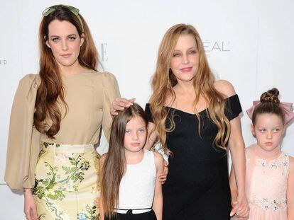 Lisa Marie Presley, de negro, con sus tres hijas en 2017.