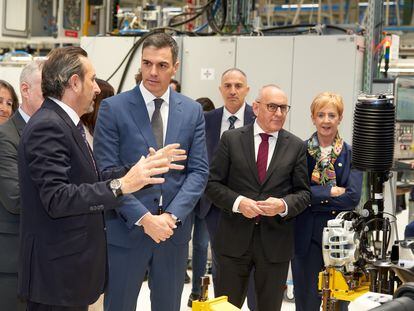 Pedro Sánchez, en la visita a la fábrica de Mercedes-Benz en Vitoria.