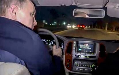 Putin conduce un vehículo durante su visita a Mariupol.
