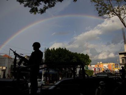 Un soldado hace guardia en las calles de Iguala, M&eacute;xico. 