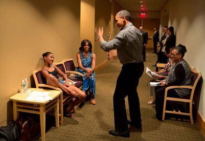 16 de junio de 2013. Obama baila para su hija en el backstage de un recital de danza de Sasha.