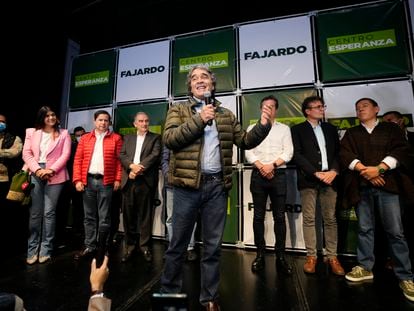 Sergio Fajardo, acompañado por los precandidatos con los que compitió en la Coalición Centro Esperanza, el pasado 13 de marzo.