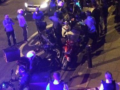 La Polic&iacute;a acordona la escena de una atentado en Londres.