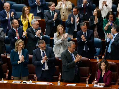 La presidenta de la Comunidad de Madrid, Isabel Díaz Ayuso, recibe el aplauso de la bancada popular tras su intervención en el pleno celebrado este jueves en la Asamblea de Madrid.