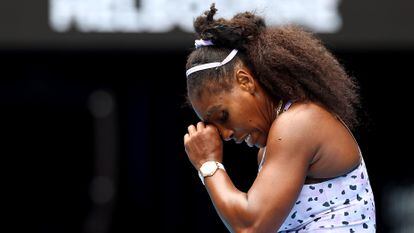 Serena Williams se limpia el sudor durante un partido contra la china Qiang Wang en el Open de Australia 2020. 