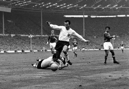 Jimmy Greaves bate al portero yugoslavo Milutin Soskic en un partido con Inglaterra disputado en Wembley