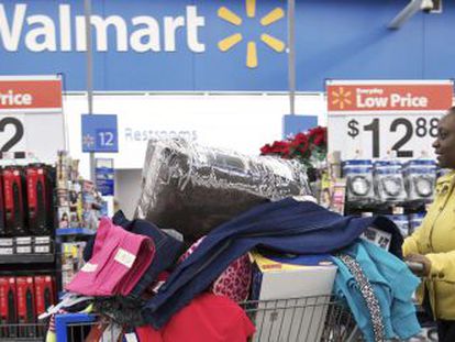 Una mujer compra en un supermercado Walmart en Chicago (EE UU).