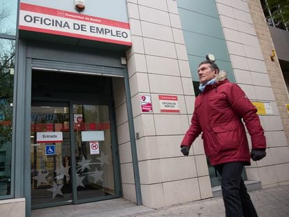 Un hombre pasa por delante de una oficina de empleo en Madrid, el pasado lunes.