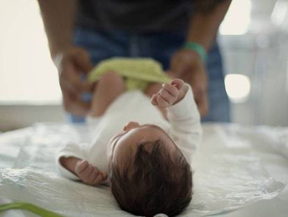 Un padre, con su hija recién nacida en un hospital de Barcelona.