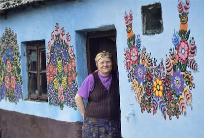 Zalipie, con menos de 1.000 habitantes y a hora y media en coche de Cracovia, figura en algunas guías como el pueblo más bonito de Polonia debido a la tradición de decorar sus granjas de tablones de madera con flores de colores muy vivos. La costumbre arrancó a principios del XIX, cuando una vecina dibujó la primera flor para tapar unas manchas de hollín, y se ha ido sofisticando y extendiéndose a casas, vallas, casetas para el perro, graneros y hasta árboles. Una vez al año, tras el Corpus Christi, organizan una competición para elegir la fachada mejor decorada (es el Malowana Chata).