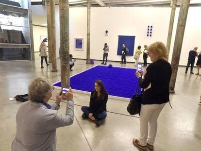 Visitantes recorren la muestra de Yves Klein en Fundaci&oacute;n Proa.