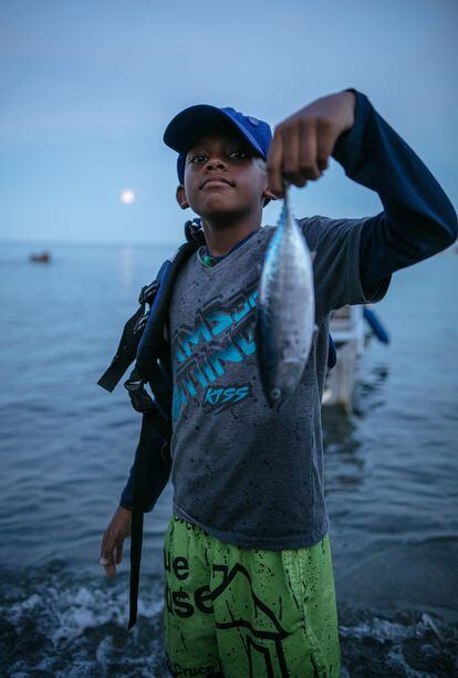 Un niño muestra un pescado capturado en el Santuario de fauna y flora de Acandí, en el departamento de Chocó, el pasado 10 de septiembre.