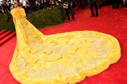 Rihanna se convirtió en la reina de la noche gracias a su infinito vestido amarillo de la diseñadora china Guo Pei. El diseño, bordado con hilo dorado y acabado en piel, contaba con una de las colas más impresionantes jamás vistas en una alfrombra roja.