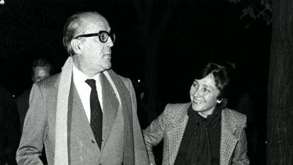 Leopoldo Calvo Sotelo, con su esposa María del Pilar Ibáñez-Martín y Mellado en la pegada de carteles de UCD en el inicio de la campaña electoral de 1982, en Madrid.