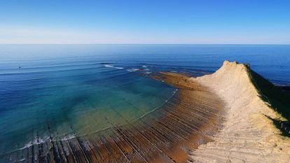 Vista del 'flysch' en la playa de Sakoneta, en Deba (Gipuzkoa), que forma parte del Geoparque de la Costa Vasca. 