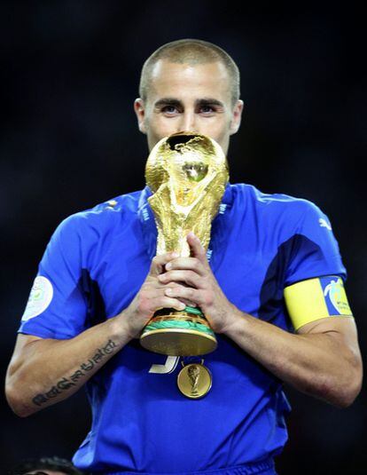 Cannavaro besa la copa del Mundo que conquistó en 2006 con Italia.