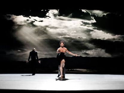Momento de la obra de danza 'Schmetterling' de los coreógrafos Paul Lightfool y Sol León para Nederlands.