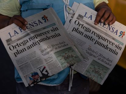 Un vendedor ambulante de periódicos ofrece los diarios La Prensa en la calle de Managua, el 16 de abril de 2020.