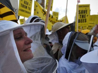 Protesta en Londres contra el uso de insecticidas que da&ntilde;an a las abejas.