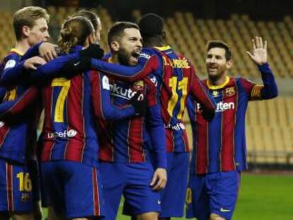 Antoine Griezmann celebra un gol contra el Athletic de Bilbao con sus compañeros del Barcelona. 