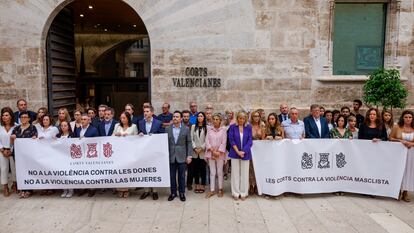 Las Cortes Valencianas han guardado tres minutos de silencio para condenar los últimos asesinatos machistas.En la imagen, a la izq, la presidenta Llanos Massó (Vox) junto a diputados del grupo popular, y a la dcha de la imagen, diputados del PSPV y Compromís con pancartas diferentes.