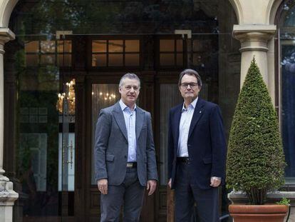 Fotografía facilitada por la Lehendakaritza de su titular Iñigo Urkullu junto al presidente de la Generalitat, Artur Mas.