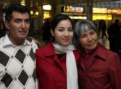 Roxana Saberi posa franqueada por su padre, Reza (izquierda), y su madre, Aikko, tras aterrizar en el aeropuerto de Viena