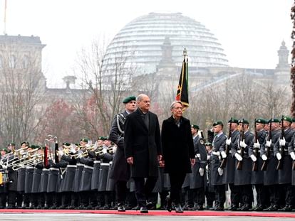 El canciller alemán, Olaf Scholz, acompaña a la primera ministra francesa, Elisabeth Borne, durante su visita a Berlín este viernes.