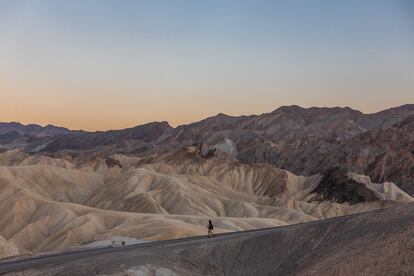 Puesta de sol en el Parque Nacional del Valle de la Muerte el 19 de julio de 2023. El famoso Valle de la Muerte de California es uno de los lugares más calurosos de la Tierra, este año había alcanzado una temperatura sofocante de 51 grados.