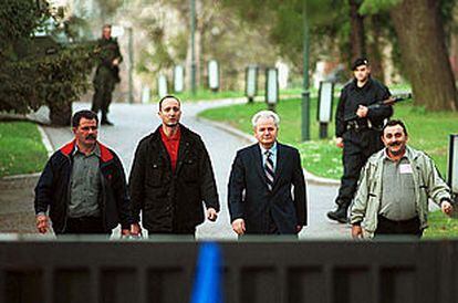 El ex presidente de Yugoslavia Slobodan Milosevic, junto a sus escoltas, en marzo de este año, poco antes de su detención, en su casa de Belgrado.