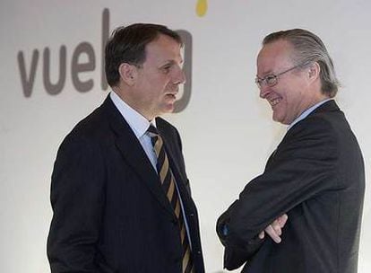 Josep Piqué (derecha) y Josep Creuheras, en la junta de Vueling.
